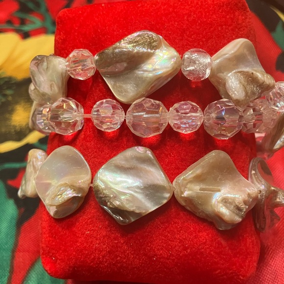 BRACELET FEATURING NATURAL IRIDESCENT SHELL BEADS / FACETED CRYSTAL GLASS BEADS - Picture 2 of 12